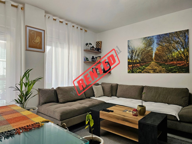 Apartament 2+1 me qira ne rrugen Kolombo, pjese e Kompleksit Kolombo ne zonen e Liqenit te Thate ne 